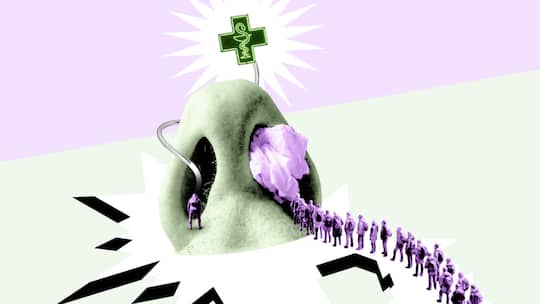 Ein verstopfter Nasenflügel ist mit einem Wattestück versehen, während beim anderen Nasenflügel ein Angelhaken angebracht ist, an deren Ende ein Apotheken-Schild zu sehen ist - Dass man mit einer Grippe nicht den Notfall belastet, ist vielen mittlerweile klar. Aber auch der Gang zur Hausärztin ist nicht immer nötig: Oft kann auch die Apotheke weiterhelfen.