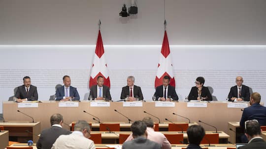 Gian Beeli, Co-Direktor Eidgenoessisches Buero für die Gleichstellung von .Frau und Mann (EBG), Staatsrat Norman Gobbi, Vorstandsmitglied KKJPD, Praesident des Staatsrats Mathias Reynard, Prasident SODK, Bundesrat Beat Jans, Staatsrat Vassilis Veniz…