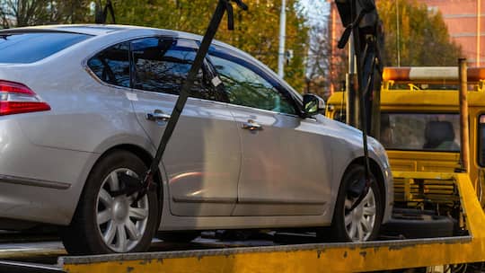Abschleppdienste nötigen Bürger: Wer sein abgeschlepptes Auto zurückhaben will, muss eine überhöhte Gebühr zahlen.