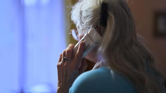 Die Witwe am Telefonieren von schräg hinten - Weil sie eine Witwenrente bekommt, sollte Eva Müller keine 13. AHV-Rente erhalten. Doch sie gab nicht klein bei. Rund 10’000 Personen in der Schweiz könnten ebenfalls betroffen sein
