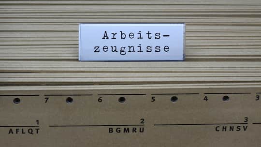 H‰ngeregister und Arbeitszeugnisse H‰ngeregister und Arbeitszeugnisse, 18.08.2024, Borkwalde, Brandenburg, An einem H‰ngeregister befindet sich der Schriftzug Arbeitszeugnisse. *** Hanging register and job references Hanging register and job re…
