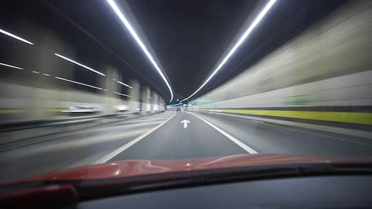 Nach einer Schlägerei auf der A2 erhält eine verletzte Beifahrerin weniger Genugtuung, als gefordert. Daran ist auch der Ehemann Schuld.