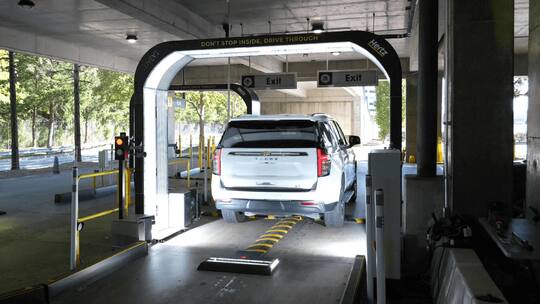 Car Gate: Ein Auto wird von einem KI-System in auf Schäden gescannt.