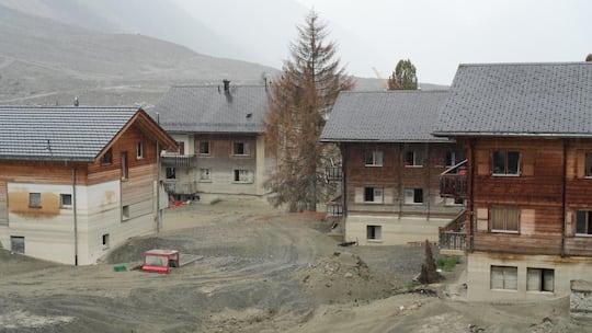 Die Liegenschaft, in der sich die Wohnung des Betroffenen befindet, ist meterhoch unter Schutt begraben.