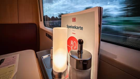 D¸sseldorf Hauptbahnhof, Nordrhein-Westfalen, Deutschland, Europa, Deutsche Bahn, DB Bordrestaurant, Speisewagen, Speisekarte, Zugreise, Bahnreise, Fernverkehr, ICE, Intercity, Hauptbahnhof D¸sseldorf, Reisende, Mobilit‰t, Schienenverkehr, ˆffen…