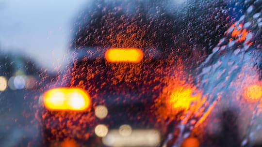 View through windscreen on rainy evening PUBLICATIONxINxGERxSUIxAUTxHUNxONLY TCF06090