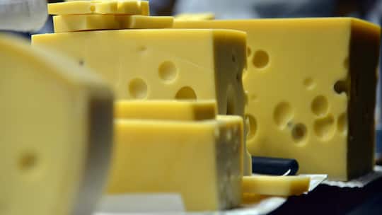 Emmentaler-Auslage in einer Ladentheke