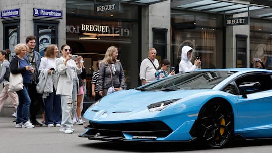 Luxus-Boliden sorgen fuer Aufmerksamkeit an der Bahnhofstrasse zur begeisterung einiger Passanten, aufgenommen am 13. Juli 2024 in Zuerich. (Keystone/Manuel Geisser)
