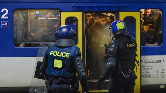 Des policiers anti-emeutes surveillent le retour des supporters du Servette par un train special dans la gare de Lausanne apres la rencontre de football de Super League entre le FC Lausanne-Sport, LS, et le Servette FC, ce mercredi 29 mai 2013 a Laus…
