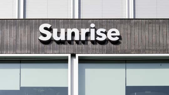 The Sunrise Communications logo outside a shop of said company in Glattbrugg, Canton of Zurich, Switzerland, on February 19, 2019. (KEYSTONE/Ennio Leanza) Das Logo des Telekommunikationsunternehmens Sunrise Communications, aufgenommen vor einer Filia…