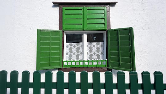 Besuch der Krankenhauskollegin Anita aus dem Wagner-Jauregg Krankenhaus in Linz, mit ihrem Mann, am 07.09.2024. Das Bild zeigt ein altes Fenster mit festerl‰den hinter einem GArtenzaun 2024 - Besuch der Krankenhauskollegin Anita aus dem Wagner-Jaur…