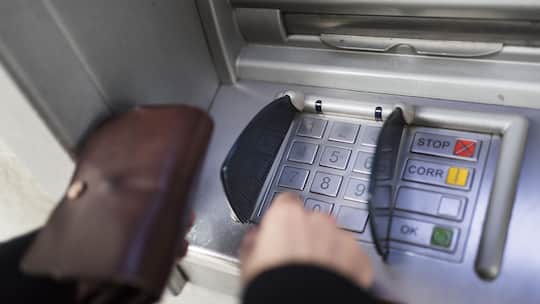 A person enters the pin code on a key panel of a cash dispenser, photographed in Zurich, Switzerland, on September 22, 2015. (KEYSTONE/Christian Beutler) Eine Person gibt die Geheimzahl auf dem Tastenfeld eines Bankautomaten ein, aufgenommen am 22. S…
