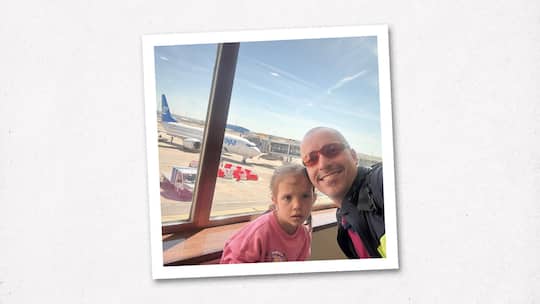 Collage zum Thema: Eine fünfköpfige Familie steht in den Ferien ohne Koffer da und muss Notkleidung kaufen. Weil die Airline auf absurden Beweisen beharrt, verweigert sie die Zahlung. Das sind Ihre Rechte.