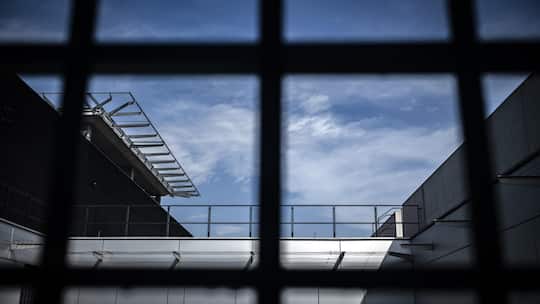 Die Sicht aus einer Zelle, aufgenommen waehrend eines Medienrundgangs im Gefaengnis Zuerich West GZW beim Polizei- und Justizzentrum Zuerich, am Donnerstag, 26. Juni 2025 in Zuerich.(KEYSTONE/Michael Buholzer)