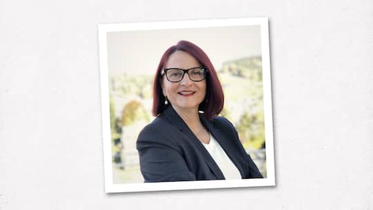 Collage zum Thema:Eine vertauschte Identifizierungsnummer (IMEI) bei einem Smartphone von Apple führt zu Datenverlust und fast 6000 Franken Schaden. Die betroffene Kundin, Manuela Azzoni, wird mit 100 Franken Kulanz abgespiesen.