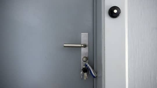 Ein Schluessel steckt in einer Wohnungstuer einer Mietwohnung, aufgenommen am Freitag, 11. Oktober 2024 in Zuerich. Am 24. November 2024 stimmen die Schweizer Stimmberechtigten ¸ber die Aenderung vom 29. September 2023 des Obligationenrechts (Mietre…