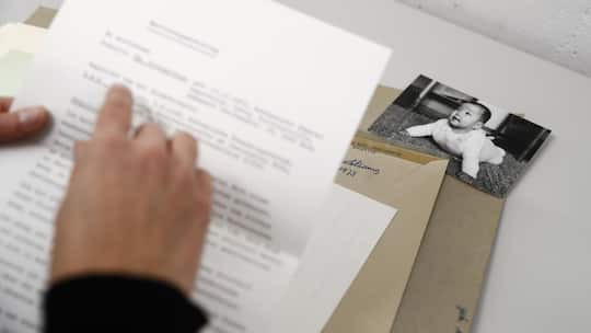 Ein Bild eines Kindes, das zur Adoption freigegeben wurde, liegt in einem Umschlag in den Akten der Vormundschaftsbehoerde im Stadtarchiv der Stadt Bern, am Dienstag, 14. Februar 2017 in Bern. Yvonne Pfaeffli, Historikerin und Mitarbeiterin des Stadt…