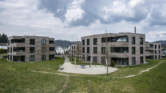 Symbolbild einer Wohnsiedlung in Wallenwil. Warum die Preise für Immobilien immer weiter steigen.