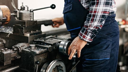 Maschinist bei der Arbeit, nur Torso sichtbar - Die IV verweigerte einem Mann eine Rente, ohne ihn je persönlich untersucht zu haben. Das ist rechtswidrig, rügt das Bundesgericht. Nun muss die IV ein unabhängiges medizinisches Gutachten einholen und neu entscheiden