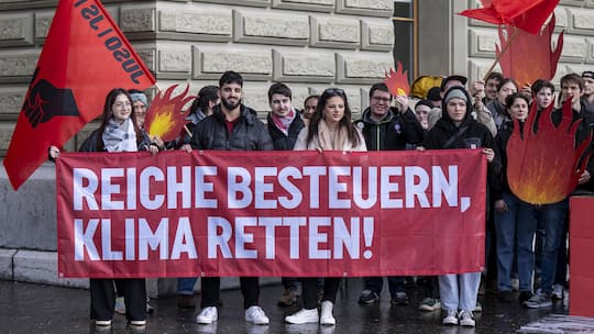 Mitglieder der JUSO Schweiz reichen die Initiative mit 140 000 Unterschriften "Fuer eine soziale Klimapolitik ? steuerlich gerecht finanziert (Initiative f¸r eine Zukunft)" ein, am Donnerstag, 8. Februar 2024, in Bern. Die Initiant*innen fordern ein…