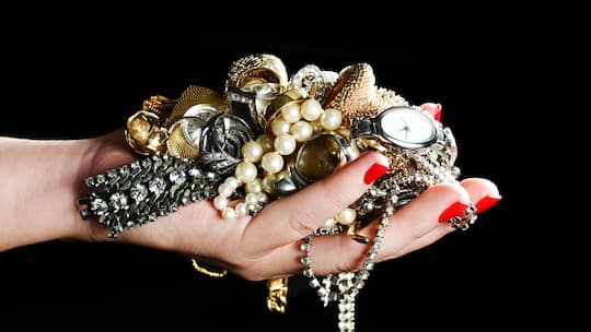 Eine Handvoll Schmuck.