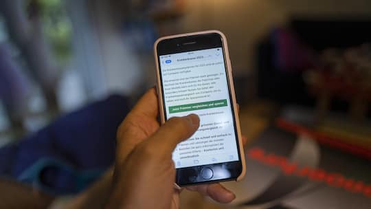 Krankenkassenverleich mit Comparis auf einem Smartphone, fotografiert am Freitag, 30. September 2022 in Bern. (KEYSTONE/Christian Beutler)SCHWEIZ KRANKENKASSE PRAEMIENVERGLEICH
