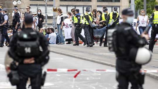 Policemen carry away activists of the rally of the environmental movement Extinction Rebellion on the Quaibruecke, on Saturday, 20 June 2020, in Zurich, Switzerland. (KEYSTONE/Alexandra Wey)