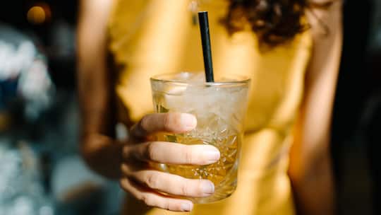 Nahaufnahme eines Drinks, das eine Frau in der Hand hat - Wer betäubt vergewaltigt wird, gilt rechtlich als krank. Und nicht als verunfallt – mit massiven Folgen bei Lohnausfall. Der Bundesrat will das ändern. Doch es gibt Widerstand