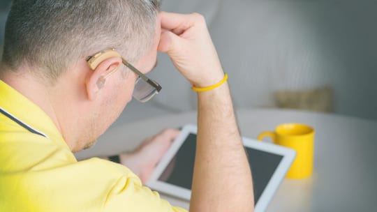 Original File-ID: 1219881455
Smiling Deaf man talking using sign language on the tablets's cam