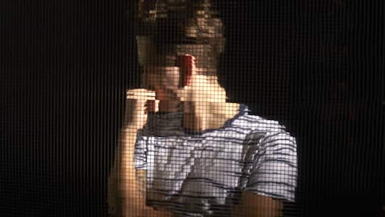 Digitalisiert, verpixelt, junger, nachdenklicher Mann