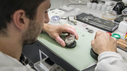 Ein Uhrenmacher baut eine Uhr zusammen. Exportorientierte Schweizer Firmen, die von den amerikanischen Importzöllen auf Schweizer Produkte stark betroffen sind, könnten gezwungen sein, Massnahmen wie Kurzarbeit einzuführen, um Arbeitsstellen vor Kündigungen zu schützen. Was in diesem Fall rechtlich für die Angestellten gilt.