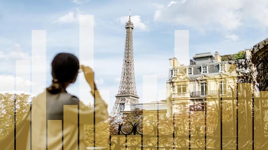 Frau, Touristin, in der Unschärfe von hinten mit Blick auf den Eifelturm in Paris. Herbststimmung.Mit Balkendiagramm halbtransparent, Infografik zu den verschiedenen Kosten zu Bahn, Auto, Velo bei einem Kurztrip nach Paris, San Remo oder Appenzell.