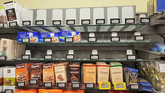 Leere Regale bei der Migros wegen Preiskampf mit Lindt