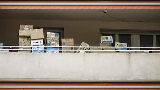 Bananenschachteln auf Balkon - In der Zürcher Agglo droht immer mehr Mietern der Rausschmiss, weil eine Sanierung ansteht. Vermieter dürfen nur unter bestimmten Bedingungen allen Mietern kündigen. Der Beobachter zeigt, wie Sie sich wehren können