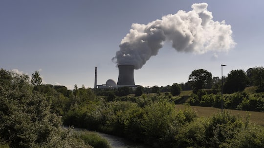 Runder Reaktorblock, Kuehlturm und Dampf des Kernkraftwerks Leibstadt, aufgenommen am Montag, 10. Juni 2024 in Leibstadt, Kanton Aargau. (KEYSTONE/Gaetan Bally)
SCHWEIZ KERNKRAFTWERK LEIBSTADT
