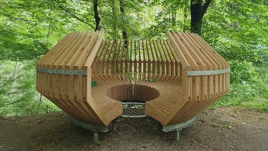 Der Lifegarden ist ein Outdoor-Parcours und befähigt die BesucherInnen ihre Resilienz in der freien Natur zu aktivieren und zu stärken.Die Psychiatrische Universitätsklinik Zürich (PUK) hat mit dem "Lifegarden" den ersten Vitaparcours für die Ps…