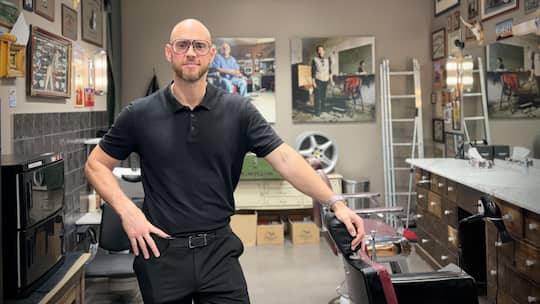 Portrait von Martin Hinz, Inhaber Hinz & Kunst Barber Shop Basel, fotografiert am 4. März 2026 von Daniel Faulhaber. *** Kampagne in Basler Barbershops gegen Männergewalt geht neue Wege: «S Mässer am Hals»