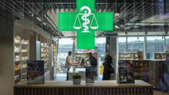 Blick in eine Apotheke - Der Schweizer Fahrplan für günstigere Medikamente ist blockiert. Grund ist Donald Trumps Preispolitik für den US-Heimmarkt