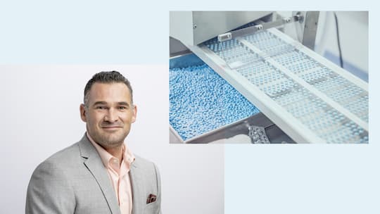 Collage aus Getty Bild GettyImages-578997367 mass production; pharmaceuticals; machine; birth control pill; conveyor belt; producing; pharmacology; no people; assembling; precision; packaging; healthcare; production; industry; abundance; prescription…