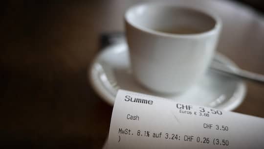 Ein Kassenzettel mit Angabe der Mehrwertsteuer (8.1%) fuer die Konsumation einer Tasse Espresso, fotografiert am Montag, 15. Januar 2024 in Zuerich. (KEYSTONE/Christian Beutler)
SCHWEIZ KAFFEE MEHRWERTSTEUER