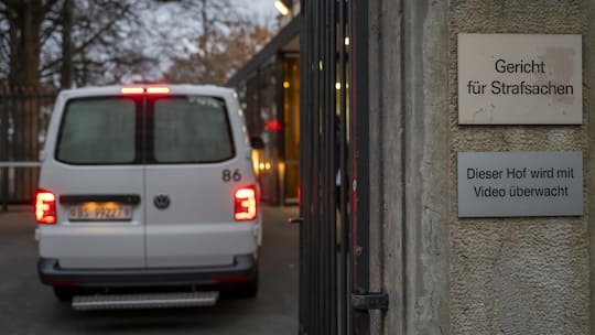 Ein Gefangenentransport faehrt zum Strafgericht in Basel, am Mittwoch, 17. Dezember 2025. Im August 2024 toetete der heute 33-jaehrige Mann auf einem unbegleiteten PUK-Freigang eine 75-jaehrige Frau am Nasenweg in Basel. Der Beschuldigte hatte zehn J…