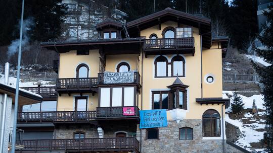Foto: Raphaël Dupain / 20.01.2026, WEF2026 Davos / Jürg Grassl (43) aus Davos sorgt mit dem Banner «Nazi Trump Fuck Off» während des WEF für Ärger mit der Polizei.