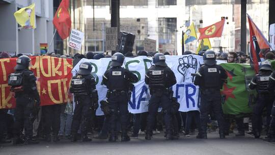 Demonstranten protestieren gegen die von der PNOS (Partei national orientierter Schweizer) organisierte Demonstration gegen den UNO-Migrationspakt in Basel auf dem Messeplatz, am Samstag, 24. November 2018. (KEYSTONE/Georgios Kefalas)
SCHWEIZ PNOS DE…