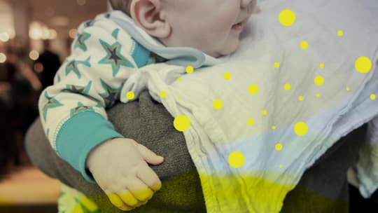 Collage Beobachter Berater Konsum 08/2026 Nuschis mit PFAS Selbst Schmusedecken für Babys sind teilweise mit Pfas versehen. Das hat ein Text von 18 Nuschis ergeben. *** Getty Images Image ID: 487714001 Baby boy On Adults Shoulder photography; 2-3 ye…