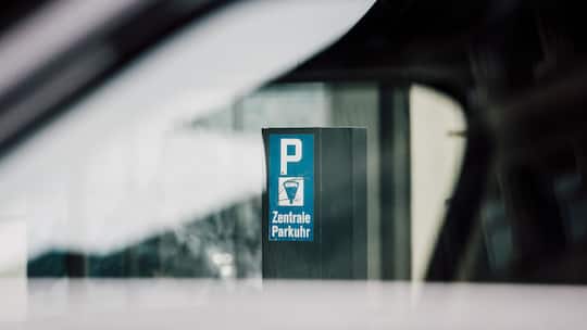 dZürich 05.01.2018 Zürcher Parkplatz-App wird kommen: In der Auftrags-Ausschreibung werden Startups konsequent ausgeschlossen / Daten werden direkt der Polizei zugespielt. Parkuhr in der Zürcher Innenstadt. © Samuel Schalch