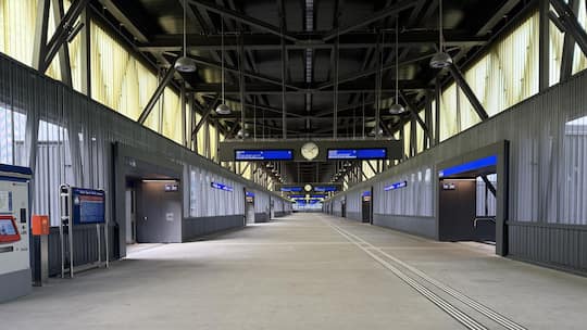 Neue Passerelle am Bahnhof SBB Basel. Aufgenommen im Februar 2026.