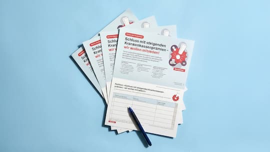 Handybild von Unterschriftsbögen der Beobachter-Petition "Schluss mit steigenden Krankenkassenprämien - wir wollen mitreden!"., fotografiet am 3. März 2026 in Zürich.