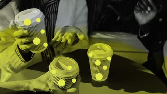Bildcollage zum Thema PFAS-Verpackungen, z.B. in Coffee-to-go Becher.