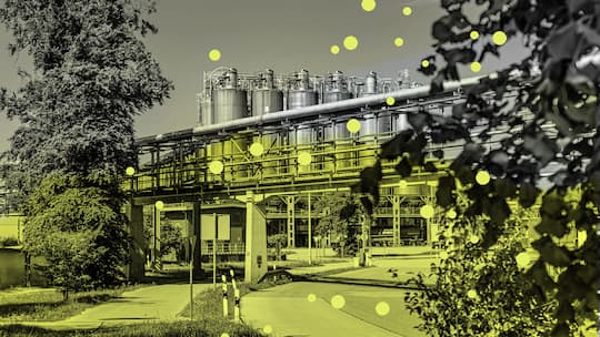 Bildcollage zum Thema PFAS.Chemiepark Gendorf, Nahaufname eines Chemiewerks