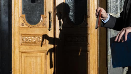 Ein Lobbyist geht durch die Wandelhalle des Nationalrats, waehrend der Wintersession der Eidgenoessischen Raete, am Donnerstag, 19. Dezember 2019, im Bundeshaus in Bern. (KEYSTONE/Peter Klaunzer)
SCHWEIZ SESSION WANDELHALLE